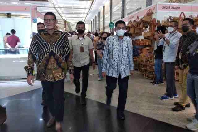 Menteri Pariwisata dan Ekonomi Kreatif Sandiaga Uno dan PJ. Wali Kota Tebing Tinggi Muhammad Dimiyathi, Rabu (26/10)