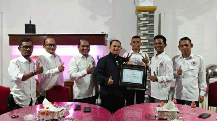 Bupati Erik Adtrada Ritonga menerima piagam penghargaan dari PWI Labuhanbatu 