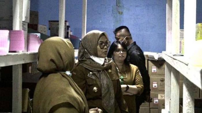 Pj Bupati Tapanuli Tengah, Yetty Sembiring melakukan sidak obat sirup di instalasi Farmasi RSUD Pandan.