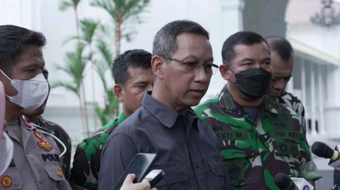 Heru Budi Hartono bersama Kasum TNI saat mengecek kesiapan peringatan HUT TNI ke-77 di Istana Merdeka, Jakarta, 30 September 2022.