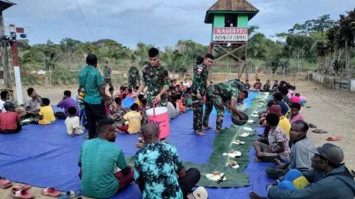 Prajurit TNI mempererat tali kasih persaudaraan dengan masyarakat di daerah penugasan