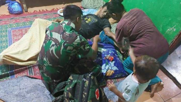 Prajurit TNI saat mengobati sakit diderita masyarakat di wilayah binaannya 