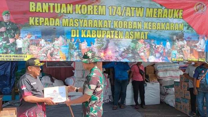 Dansatgas Yonif Raider 600/Modang Letkol Inf Hanif kepada Kepala Dinas Sosial Asmat Amir Mahmud di Posko Pengungsian.
