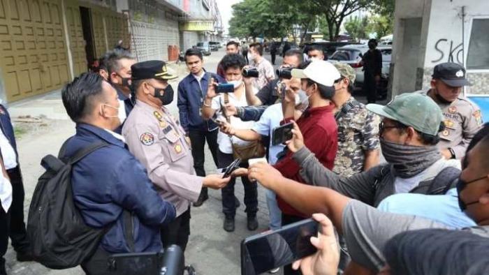 AKBP Herwansyah saat memaparkan penyitaan kepada pers, Senin (17/10)