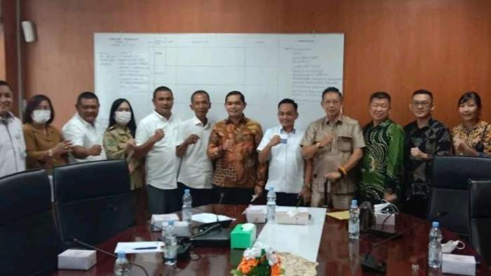 Foto bersama usai RDP di ruang Komisi II DPRD Medan 