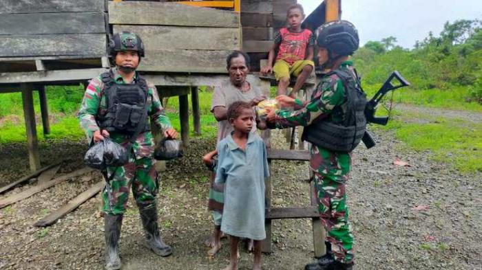 Sembako yang diberikan berupa Beras, Indomie dan makanan khas TNI yang biasa dikonsumsi oleh personel TNI