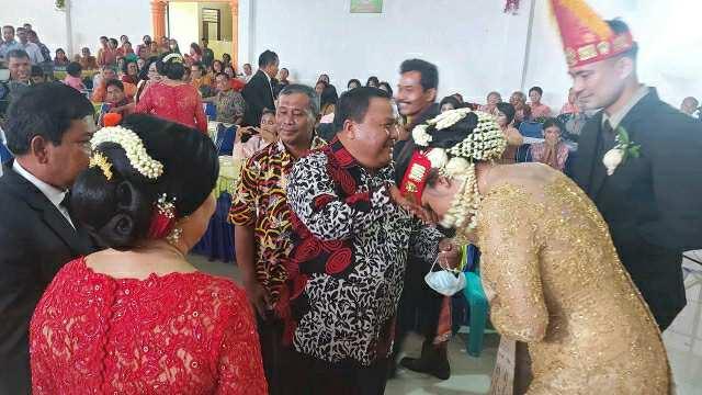 Mantan Wali Kota Sibolga, Syarfi Hutautuk, saat disambut hangat kedua mempelai dan keluarga dari Mantan Wakil Wali Kota Sibolga, Edipolo Sitanggang.
