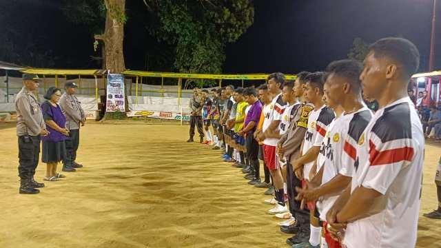 Kapolsek Nusaniwe dan Komunitas pencinta bola gelar doa bersama untuk korban dan keluarga tragedi sepakbola di Malang, Senin (3/10)