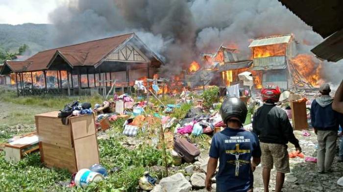 Kebakaran melanda ruko di pasar kota baru, jalan Trans Papua, Sabtu (15/10)