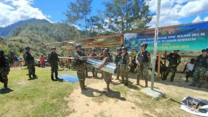 Pembinaan Teritorial dengan cara membenahi atap-atap Pasar Popome, Distrik Popome, Kabupaten Lannya Jaya, Papua, Kamis (20/10/2022).