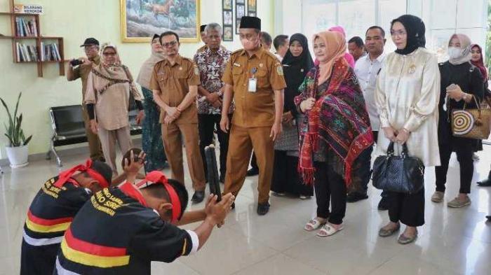 Ketua Yayasan Marbisuk Nawal Lubis mengunjungi SMAN 2 Plus Penyabungan, Jalan Prof Andi Hakim Nasution, Pidoli, Kabupaten Mandailingnatal, Kamis (13/10).