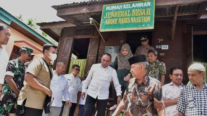 Edy Rahmayadi mengunjungi kediaman Almarhum Jenderal Besar Abdul Haris Nasution di Kecamatan Kotanopan, Kabupaten Mandailing Natal, Rabu (12/10/2022).