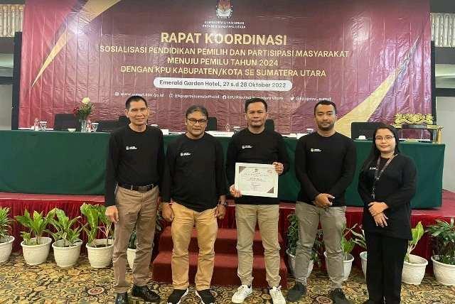 KPU Binjai saat menerima penghargaan Medsos Terkreatif dari KPU Sumut, Jumat (28/10)