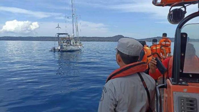 Petugas bersiap mengevakusi korban maupun kapal