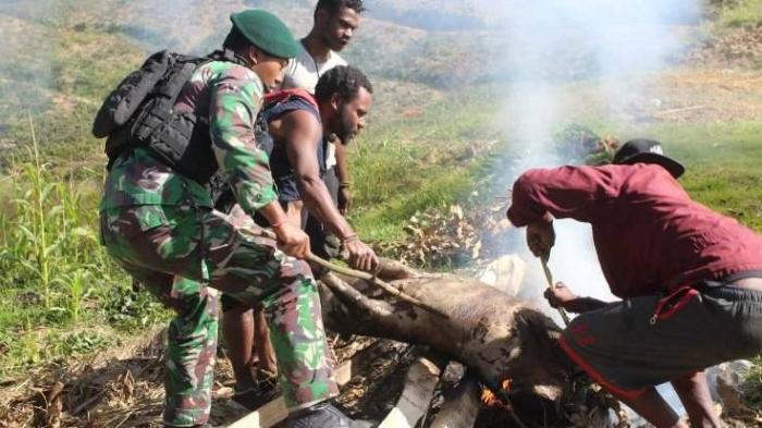 Acara adat bakar batu dalam rangka memperingati HUT TNI Ke-77 di Distrik Tiom, Kabupaten Lanny Jaya, Rabu (5/10/2022).