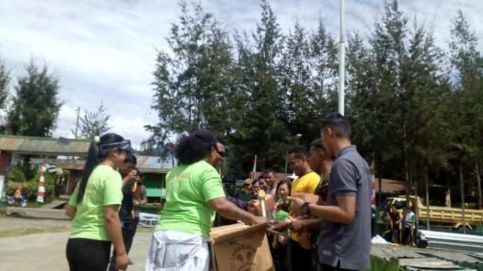 Jalan santai di Peringatan HUT TNI ke-77 di Puncak Jaya