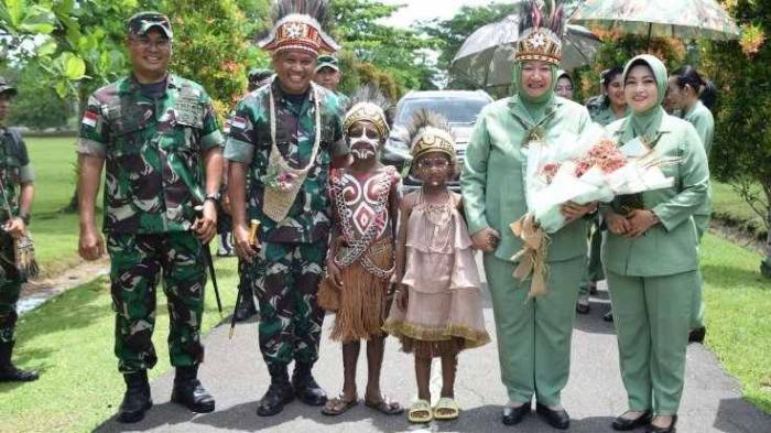 Brigjen TNI E. Reza Pahlevi, S.E di dampingi oleh Ny. Iswati Reza Pahlevi menyematkan topi khas Papua kepada Pangdam dan Ny. Eka Muh. Saleh Mustafa