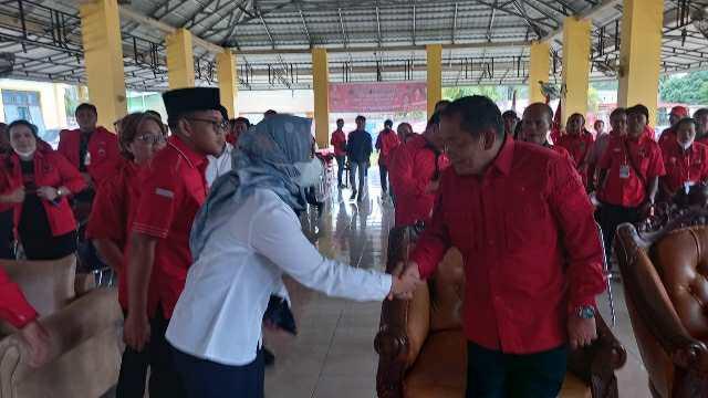Ketua DPD PDIP Sumut, Rapidin Simbolon saat berjabatan tangan dengan Pj Bupati Tapteng, Yetti Sembiring, saat menghadiri Rakercab III DPC PDIP Tapteng di Aula Artha Gabe, Sibuluan, Pandan.