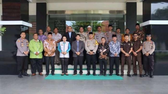 Peserta doa bersama untuk tragedi Kanjuruhan di Balai Kota Tebingtinggi, Kamis (6/10)