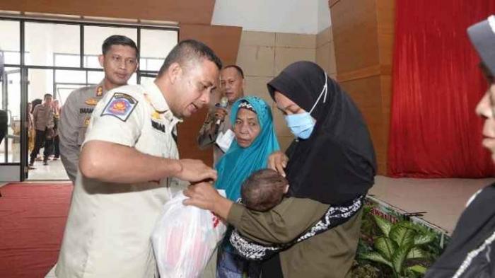 Penyerahan bantuan sosial pada masyarakat prasejahtera 