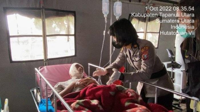 Aparat Kepolisian melayani perobatan korban gempa