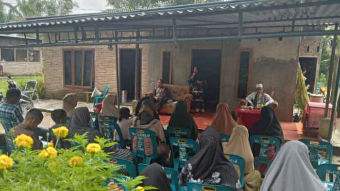 Pimpinan Pesantren memberikan arahan kepada para orang tua/wali santri