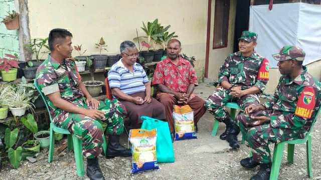 Babinsa Koramil 1710-02/Timika memberikan bantuan sembako kepada keluarga kurang mampu 
