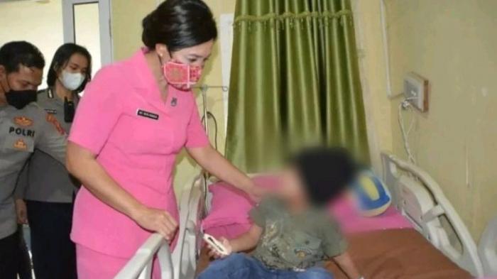 Ny. Rita Panca menjenguk anak korban kekerasan di RS Bhayangkara Medan