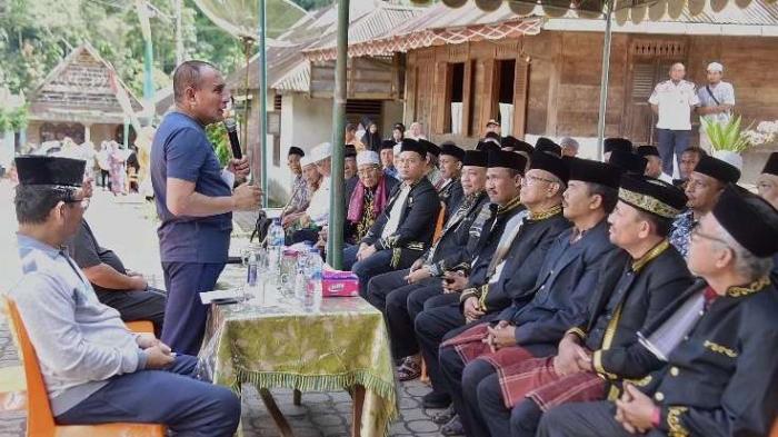 Edy Rahmayadi melaksanakan silaturahmi dengan masyarakat dan tokoh adat yang ada di Kelurahan Alankahae, Kecamatan Ulu Pungkut, Kabupaten Mandailing Natal, Rabu (12/10/2022).