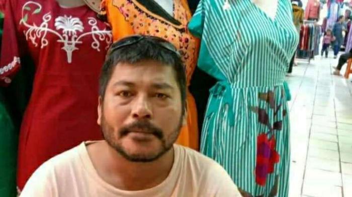 Pahala Siregar, Pedagang Kain usai dikonfirmasi oleh Utamanews.com ketika berada di Kiosnya