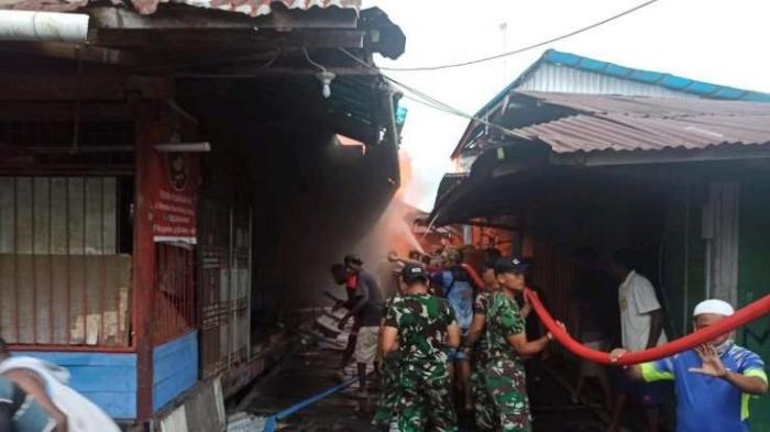 Prajurit TNI bawa alat-alat apa saja untuk membantu memadamkan api.