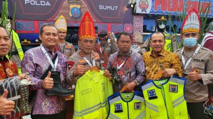 Kapolda Sumut menunjukkan item pembelian produk dalam negeri kebutuhan personel