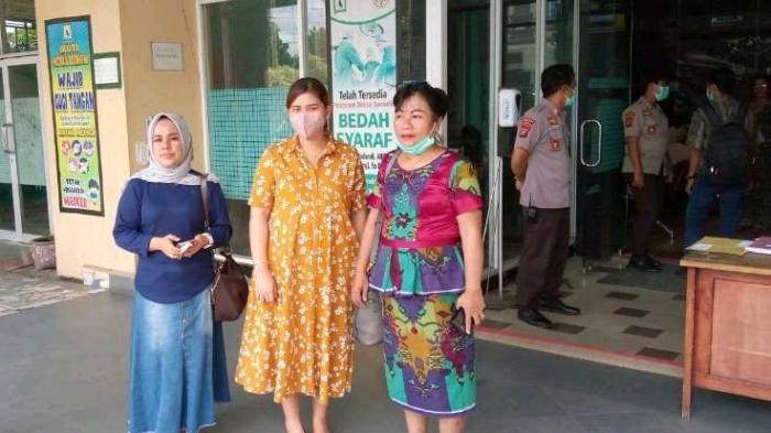Direktur Operasional RSU Artha Medica Binjai, dr Eninta br Sitepu (baju kuning)