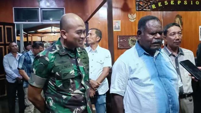 Bupati Asmat Elisa Kambu dan Letkol Inf Karuniawan Hanif Arridho sebagai Dansatgas