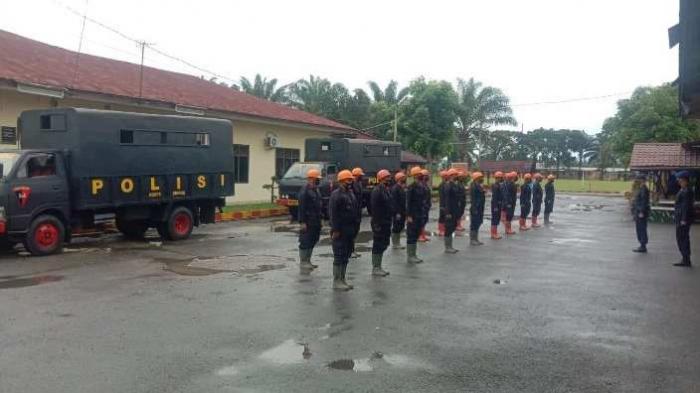 Pasukan Brimob saat akan berangkat menuju Tarutung 