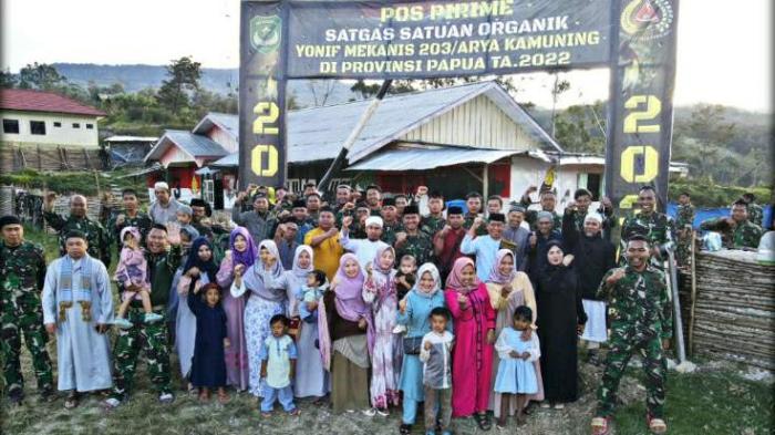 Satgas Yonif Mekanis 203/AK dan masyarakat pendatang Pegunungan Tengah Papua