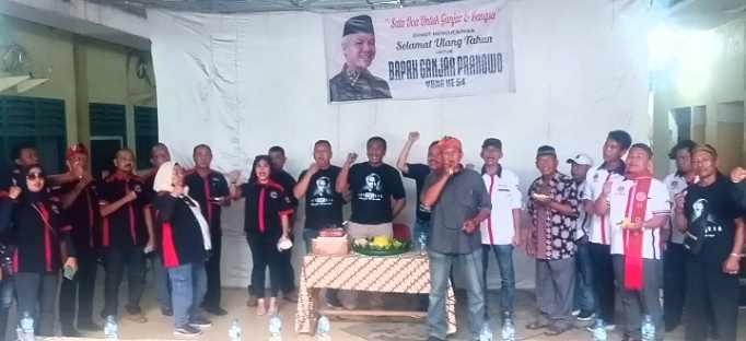 Sejumlah warga Medan yang tergabung dalam beberapa organisasi/ komunitas merayakan HUT Ke-54 Ganjar Pranowo, Jumat (28/10/2022)