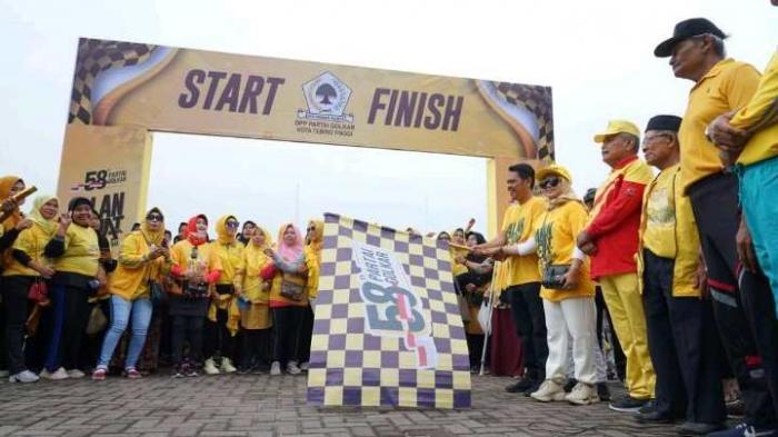 Pelepasan Jalan Sehat HUT Partai Golkar ke-58 yang dihadiri ribuan kader dan warga Tebingtinggi, Minggu (16/10)
