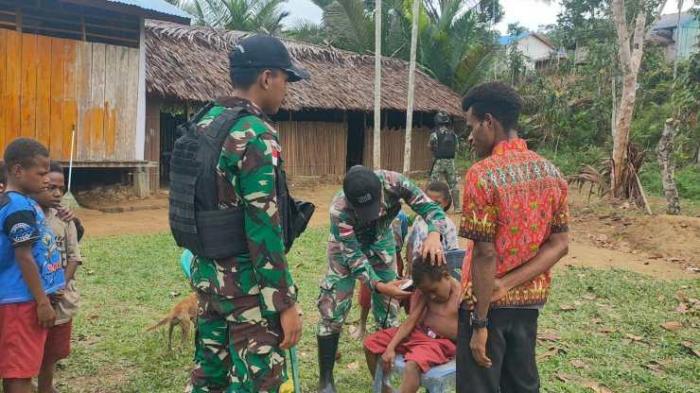 Prajurit TNI pangkas anak Papua