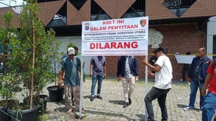 Personil Ditreskrimsus Polda Sumut menyita bangunan diduga hasil judi Apin BK yang beromset Rp1 Miliar per hari