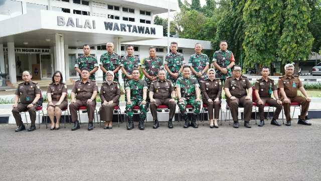 Kapuspen TNI dan jajaran saat menerima kunjungan kerja Kepala Pusat Penerangan Hukum (Kapuspenkum) Kejaksaan Agung, Senin (24/10)