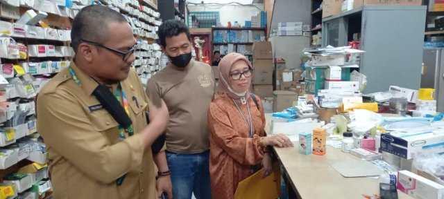 Kabid Pelayanan Kesehatan Dinas Kesehatan Kota Tebingtinggi, dr Derlina didampingi Kabid P2P, Raja B Daulay melaksanakan razia ke sejumlah apotik di Tebing Tinggi 