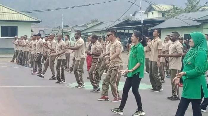 Senam bersama Prajurit dan Keluarga Besar Tentara yang dipimpin langsung oleh Dandim 1714/Puncak Jaya Letkol Inf Denny Salurerung