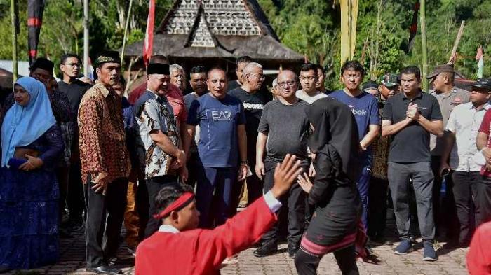 Edy Rahmayadi meletakkan batu pertama dimulainya revitalisasi Bagas Godang Desa Huta Godang, Ulu Pungkut, Mandailingnawal (Madina), Rabu (12/10).
