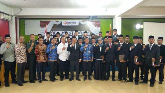 Pelantikan Panwaslu Kecamatan foto bersama Bawaslu Labura, Wakil Bupati, Anggota Panwaslu Kecamatan terpilih serta TNI/Polri.