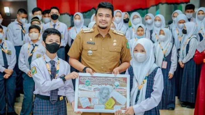 Wali Kota Medan dan siswa dari Perguruan Islam Al Amjad di Balai Kota Medan, Selasa (4/10/2022). 