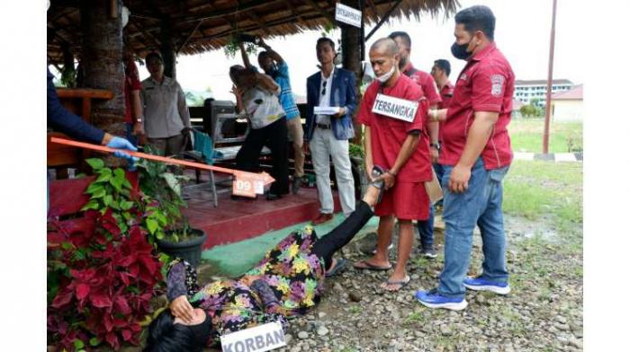 Pelaksanaan rekonstruksi adegan pembunuhan sadis di Tapteng, Rabu (5/10)