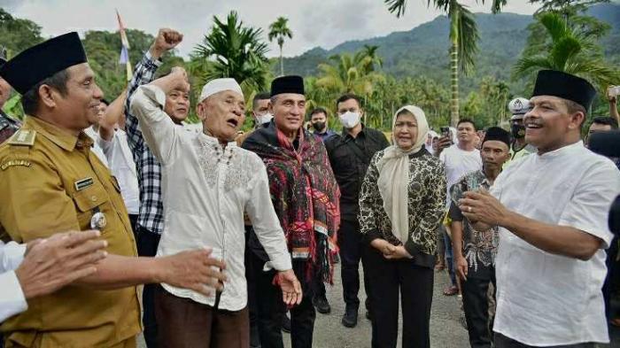 Edy Rahmayadi disambut Pj Bupati Tapanuli Tengah (Tapteng) Yetti Sembiring, bersama Forkopimda Tapteng di Bandara FL Tobing, Jalan Berkat Siburian Pinangsori Tapteng, Senin (10/10). 