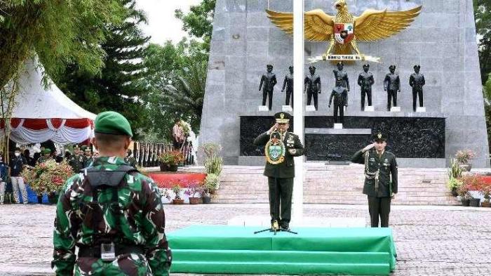 Mayjend TNI Achmad Daniel Chardin menjadi Inspektur Upacara Peringatan Hari Kesaktian Pancasila di Tugu Letda Sujono, Bandar Betsy, Kecamatan Bandar Huluan, Simalungun, Sabtu (1/10/2022).