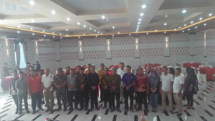 KPUD dan Bawaslu kab. Labura dengan para peserta kegiatan Rakor Verfak berfose bersama usai kegiatan 